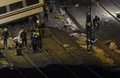 スペイン北西部サンティアゴ・デ・コンポステーラ（Santiago de Compostela）市近郊で起きた列車脱線事故の現場で作業をする救助隊ら（2013年7月24日撮影）。(c)AFP/MIGUEL RIOPA