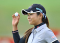 女子ゴルフ、LPGAハナバンク選手権2012（LPGA HanaBank Championship golf tournament 2012）最終日。パットを決め観衆の声援に応える宮里藍（Ai Miyazato、2012年10月21日撮影）。(c)AFP/JUNG YEON-JE