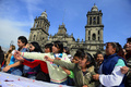 メキシコの首都メキシコ市（Mexico City）で3日、公現祭（Epiphany）を祝うイベントが行われ、外周1900メートル、重さ10トンの世界最大のリング状のパン「ロスカ・デ・レジェス（Rosca de Reyes）」がソカロ広場（Zocalo Square）に集まった約20万人に配られた。

写真は「ロスカ・デ・レジェス」をもらう人たち（2013年1月3日撮影）。(c)AFP/Alfredo ESTRELLA