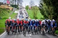 自転車ロードレース、リエージュ～バストーニュ～リエージュ。レースに臨む集団（2024年4月21日撮影）。(c)DIRK WAEM / Belga/ AFP