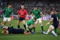 ラグビーW杯日本大会・プールA、アイルランド対スコットランド。トライを決めるアイルランドのジェームズ・ライアン（中央、2019年9月22日撮影）。(c)CHARLY TRIBALLEAU / AFP