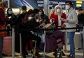 英ヒースロー空港の出発ロビー（2020年12月21日撮影）。(c)Niklas HALLE&apos;N / AFP