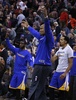 15-16NBA、ユタ・ジャズ対ゴールデンステイト・ウォリアーズ。試合に勝利し喜ぶゴールデンステイト・ウォリアーズのベンチ（2015年11月30日撮影）。(c)AFP/Getty Images/George Frey
