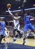 13-14NBAプレーオフ1回戦（7回戦制）、メンフィス・グリズリーズ（Memphis Grizzlies）対オクラホマシティ・サンダー（Oklahoma City Thunder）。得点を狙うメンフィス・グリズリーズのマイク・コンリー（Mike Conley、中央、2014年4月26日撮影）。(c)AFP/Getty Images/Andy Lyons