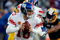 11NFLプレーオフ、アメリカン・カンファレンス（AFC）準決勝、グリーンベイ・パッカーズ（Green Bay Packers）対ニューヨーク・ジャイアンツ（New York Giants）。パスコースを探すジャイアンツのQBイーライ・マニング（Eli Manning、2012年1月15日撮影）。(c)AFP/Getty Images/Scott Boehm