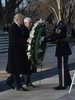 米バージニア州アーリントン国立墓地で献花するドナルド・トランプ次期大統領（左）とマイク・ペンス次期副大統領（中央、2017年1月19日撮影）。(c)AFP/MANDEL NGAN