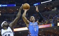 13-14NBAプレーオフ1回戦（7回戦制）、メンフィス・グリズリーズ（Memphis Grizzlies）対オクラホマシティ・サンダー（Oklahoma City Thunder）。メンフィス・グリズリーズのザック・ランドルフ（Zach Randolph、左）のマークを受けながらも得点を狙うオクラホマシティ・サンダーのラッセル・ウェストブルック（Russell Westbrook、2014年4月26日撮影）。(c)AFP/Getty Images/Andy Lyons