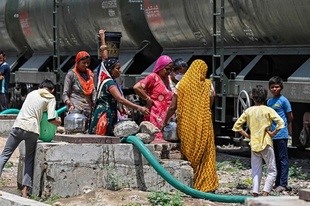 貴重な水を運ぶ列車を待ちわびて インド西部