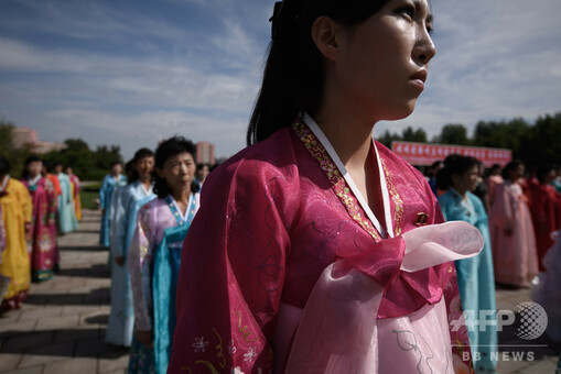 伝統衣装姿の女性やマーチングバンドも、北朝鮮建国70周年の行進