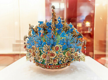 中国古玩 七宝龍鳳瓶　天皇皇后即位十周年記念 中国古代で最も豪華な皇后鳳冠「十二龍九鳳冠」が登場 写真1枚 国際