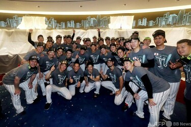 侍ジャパンがシャンパンファイト、優勝の喜び分かち合う 写真19枚 国際