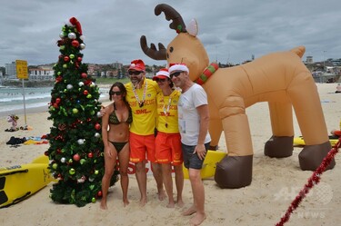 豪シドニーでは水着にサンタ帽、南半球のクリスマス 写真8枚 国際