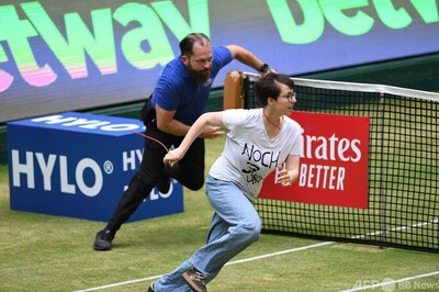テニス大会で女がコート侵入、抗議試み試合中断 独ハレ