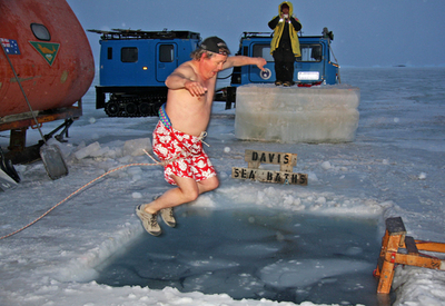冬至を祝って南極の海にジャンプ！豪デービス基地