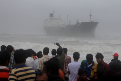 インド南東部にサイクロン「ニラム」が上陸、死者2人 不明6人