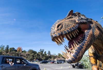ドライブスルーで恐竜を大迫力で楽しもう 米カリフォルニア州