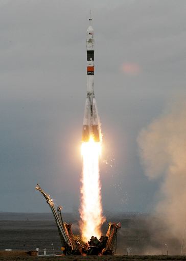 露宇宙船「ソユーズ」、打ち上げ成功 宇宙旅行者も同乗
