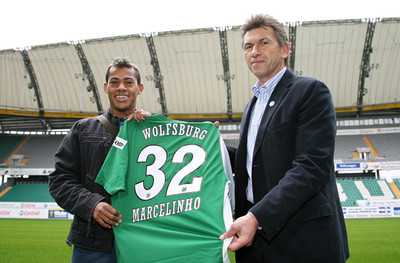 ＜サッカー ブンデスリーガ＞ボルフスブルク マルセリーニョの入団発表を行う - ドイツ