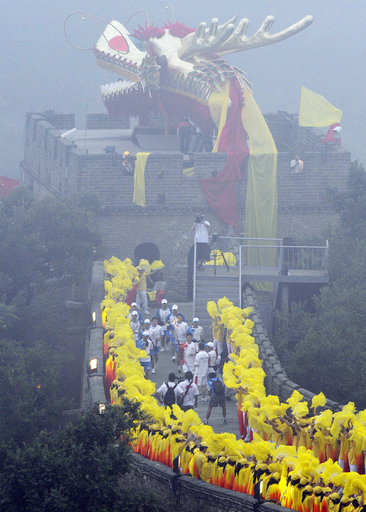 霧にかすむ万里の長城で聖火リレー