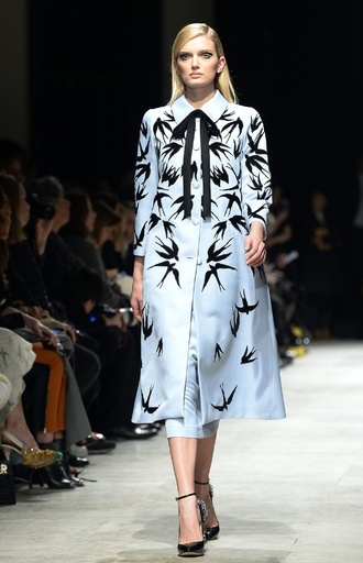 ブランド90周年をつばめプリントで祝福、「ロシャス」15/16秋冬