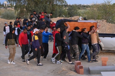 サッカー選手が焼身自殺 警察に抗議 チュニジア