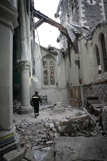 クライストチャーチでM5.8の地震、崖が海に崩れる NZ