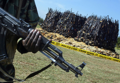 強盗犯罪による死者数の激増受け、軽火器8000丁を公開焼却処分 - ケニア