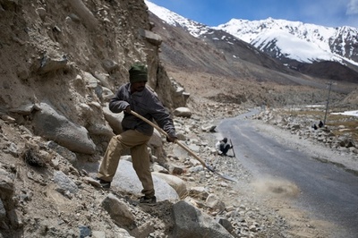 標高5360メートル、極寒のヒマラヤで道路整備行う出稼ぎ労働者 インド