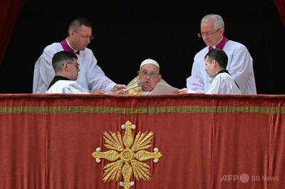 ローマ教皇が復活祭ミサに登場 思想の自由と寛容呼び掛け