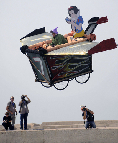 白雪姫も空に舞う！？仏マルセイユで鳥人間コンテスト