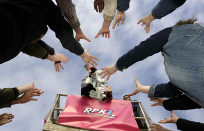 1000万円以上、大量のお札が宙を舞う - ドイツ