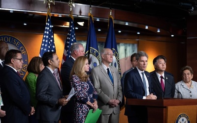 米下院、トランプ氏「人種差別発言」で非難決議案可決