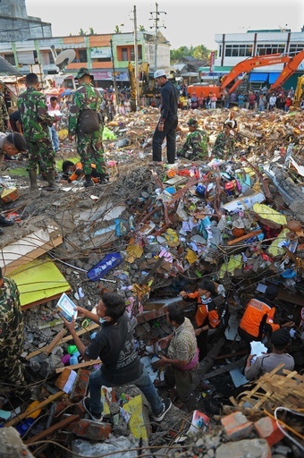 インドネシア・スマトラ島地震、死者数100人超える