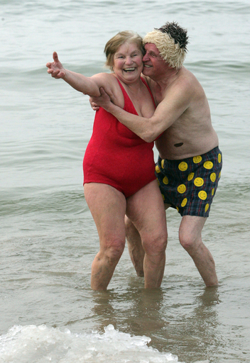 氷浮かぶバルト海に入る人びと、リトアニア