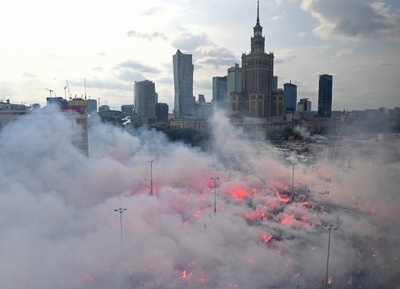【今日の1枚】煙るワルシャワで75年目の黙とう