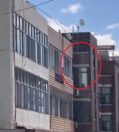 晴天に突然の水しぶき…韓国・屋上でホースによる洗車、周囲の車にも“水難”