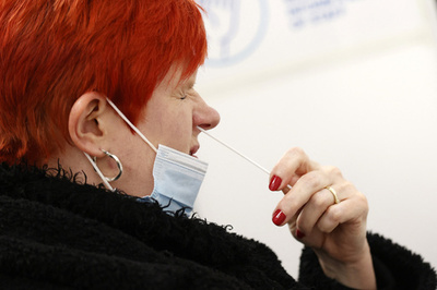 オミクロン患者、3分の2が再感染 英イングランド