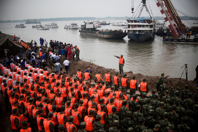 中国客船転覆、死者431人に 現場で追悼式