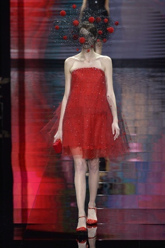 黒、白、赤で見せる多彩なスタイル、「ジョルジオ アルマーニ プリヴェ」14/15年秋冬オートクチュール