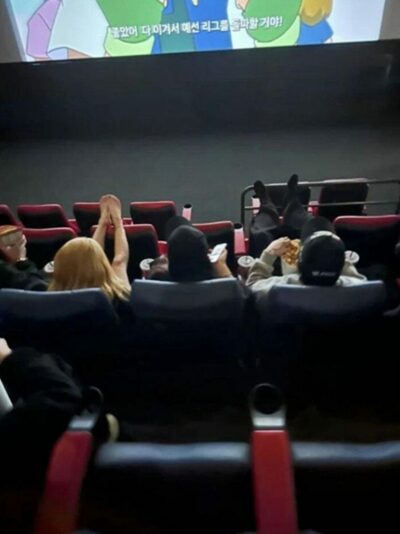 並んで座って前の座席に足…韓国・男女4人「非常識」映画鑑賞