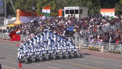動画:インドで共和国記念日に大規模軍事パレード バイク隊の曲芸も