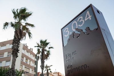 地中海で命落とした難民の数表示、バルセロナに「恥の計数器」