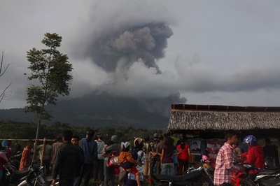インドネシアの火山、30回にわたって噴火 避難者2万人以上に