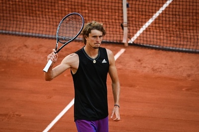 ズベレフ快勝で初の全仏4強入り 決勝懸けてチチパスと激突へ