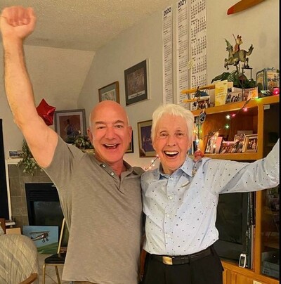 82歳女性、ベゾス氏と共に宇宙へ ブルー・オリジン発表