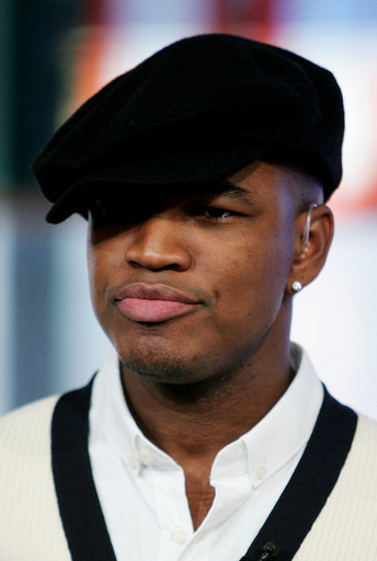 ニーヨがMTVの「TRL」で司会を務める - 米国