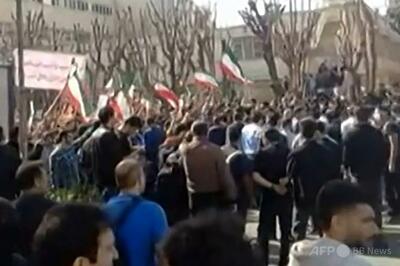 イランで学生が反体制抗議デモ、親政府派との衝突も