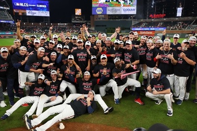 ブレーブスがナ・リーグ優勝決定S進出、フリーマンが決勝HR