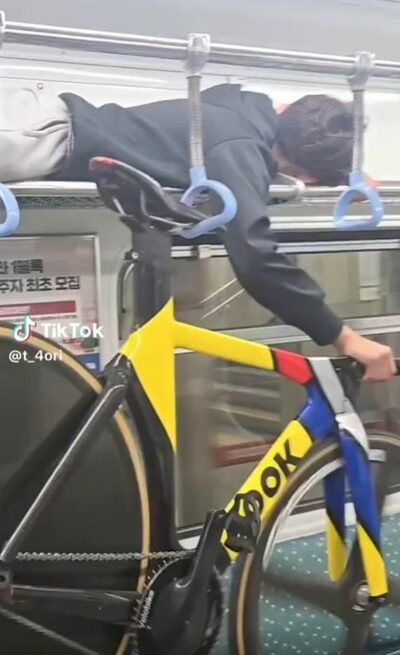 韓国・釜山の地下鉄で荷物棚に上り、自転車を片手で持ち上げる男子生徒…動画に批判