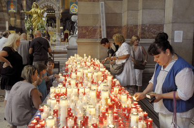 聖母被昇天祭の行進、多くの信者が参加 フランス